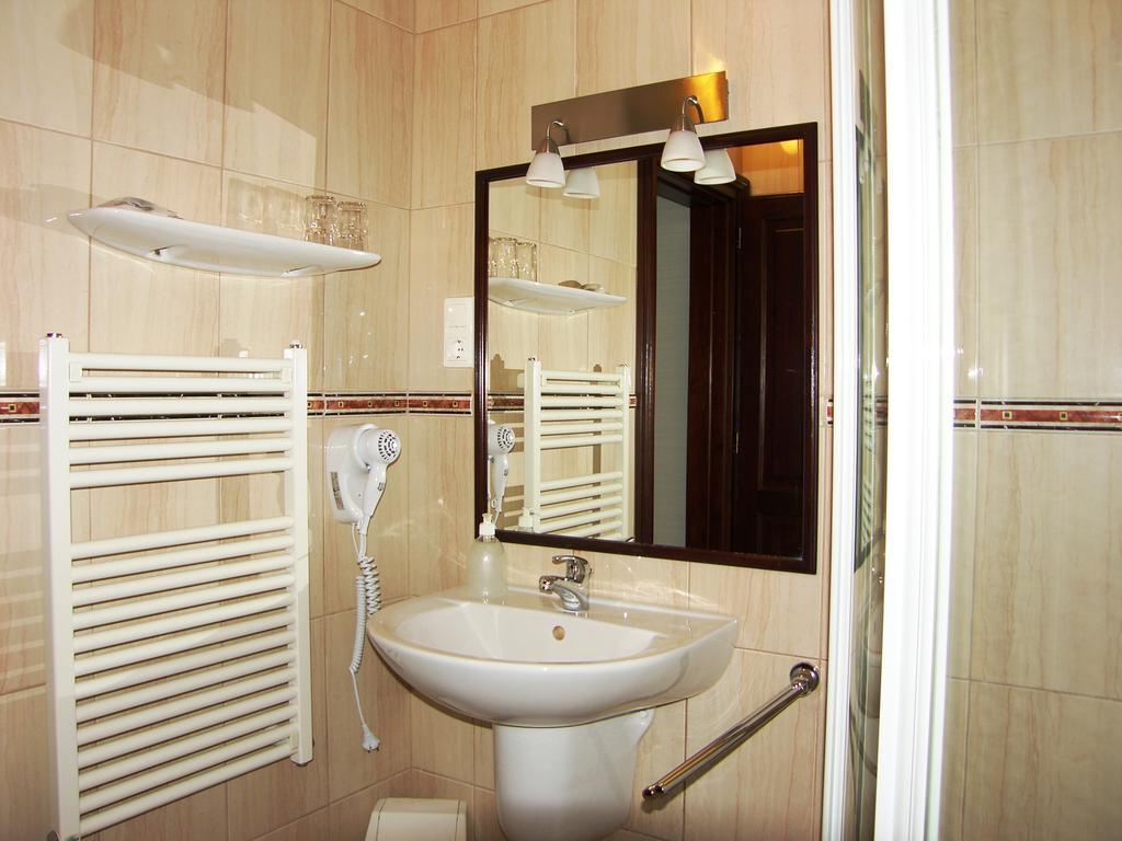 Adler Hotel Budaors Room photo