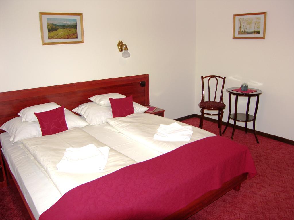 Adler Hotel Budaors Room photo