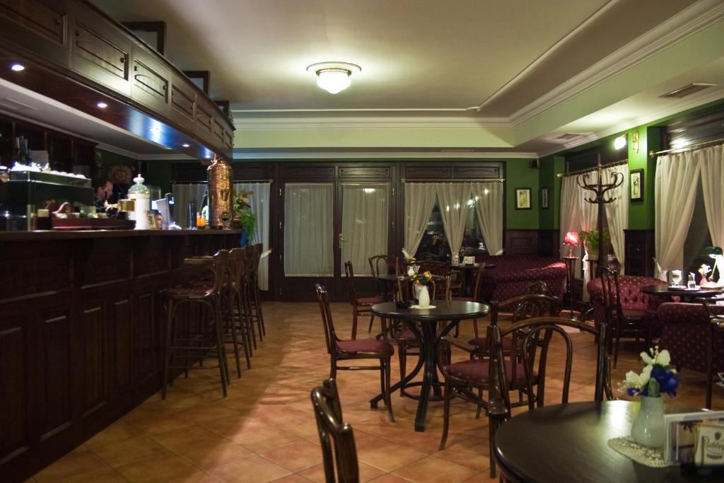 Adler Hotel Budaors Exterior photo